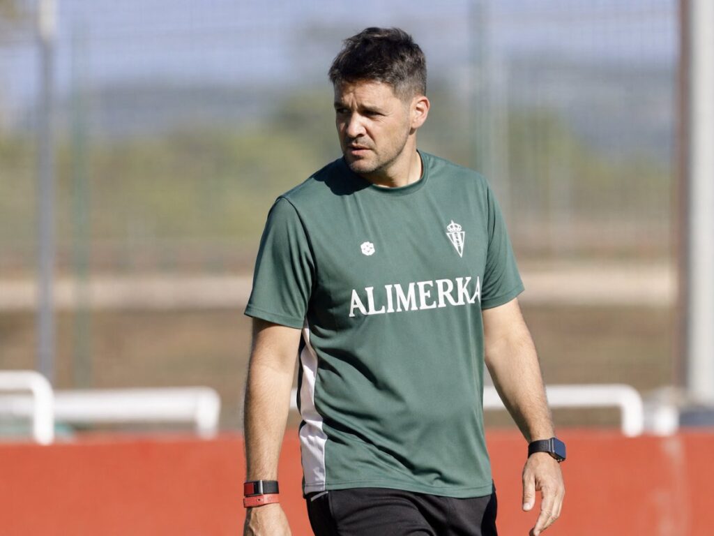 Larcamón analiza el duelo del Sporting ante un Eldense en transición