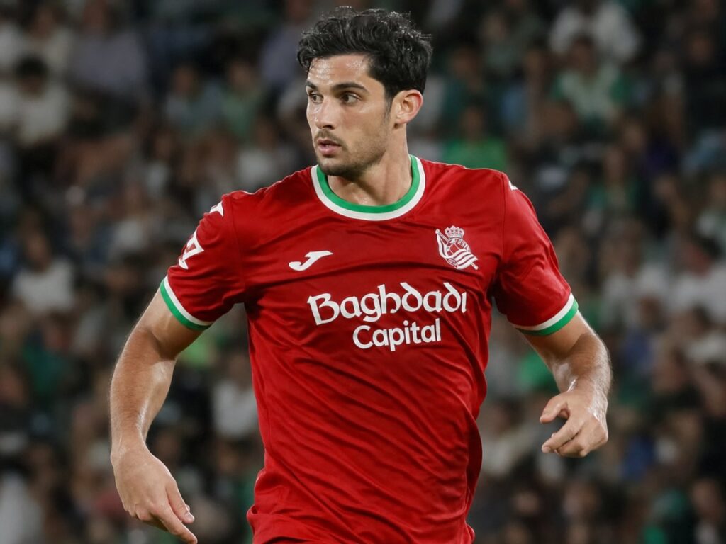 La Real Sociedad encarrila el partido ante el Elche al descanso