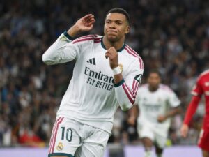 El Madrid golea 4-1 al Sevilla con brillo de Mbappé y polémica arbitral