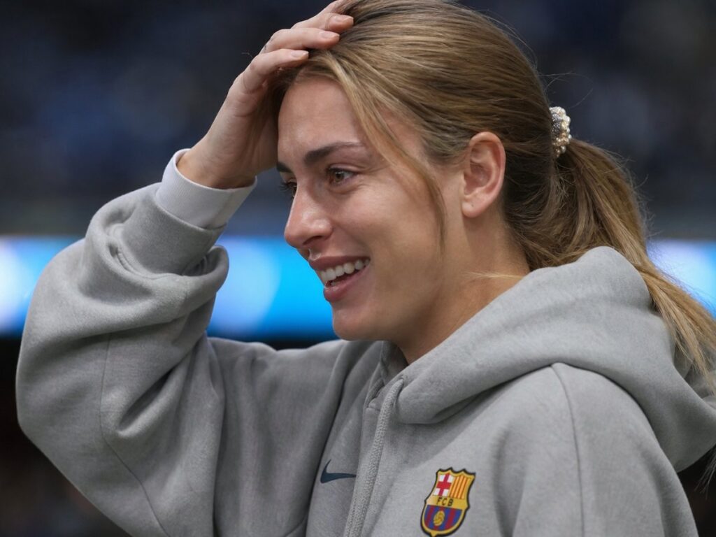 Alexia Putellas, emocionada en el London City tras su tercer Balón de Oro