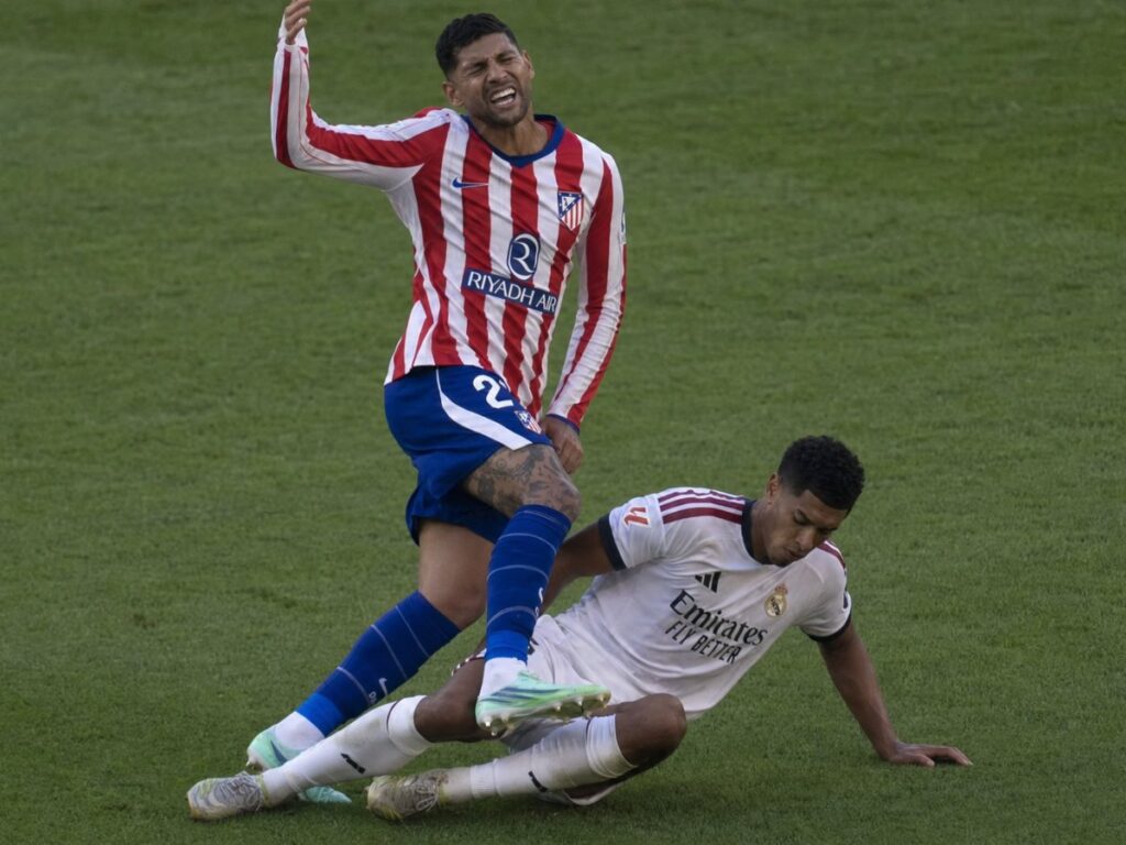 Los audios del VAR en el derbi: la roja a Huijsen y el caso Bellingham Los audios del VAR en el derbi: la roja a Huijsen y el caso Bellingham
