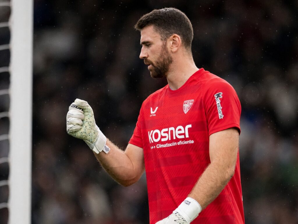Unai Simón busca el Guante de Oro en Londres antes del derbi