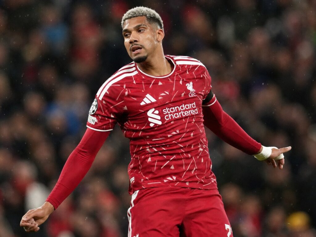 Araujo brilla en el Liverpool de Iraola: lateral de garantías