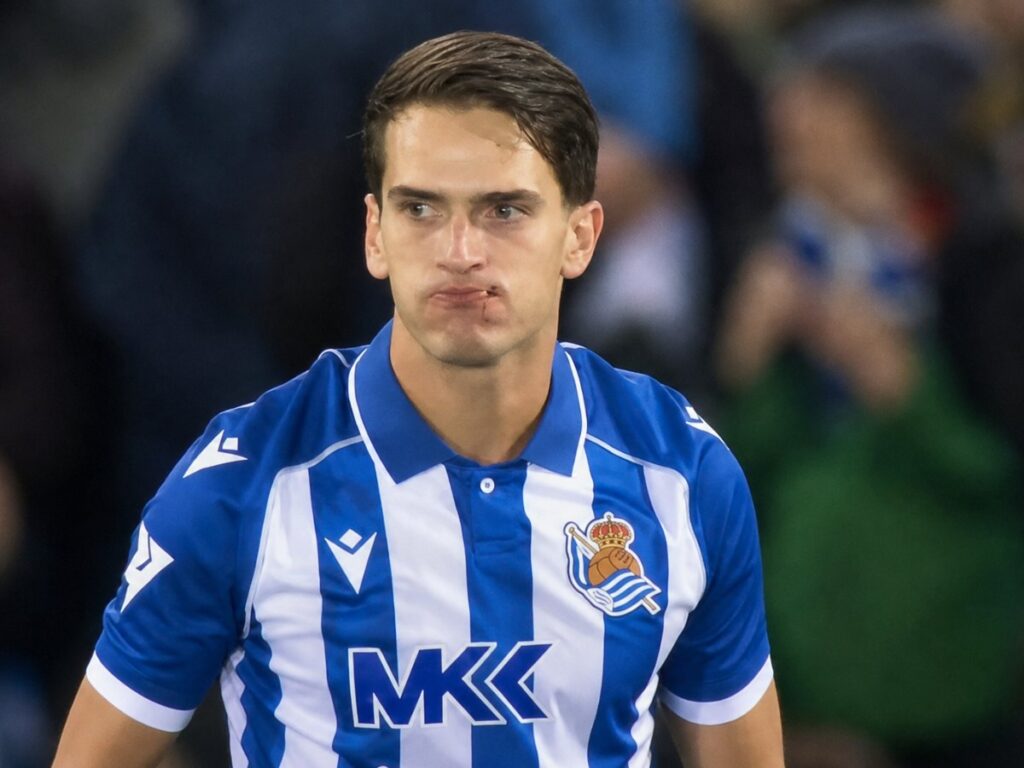 Denis Suárez sufre un corte en la boca al chocar con el árbitro Denis Suárez sufre un corte en la boca al chocar con el árbitro