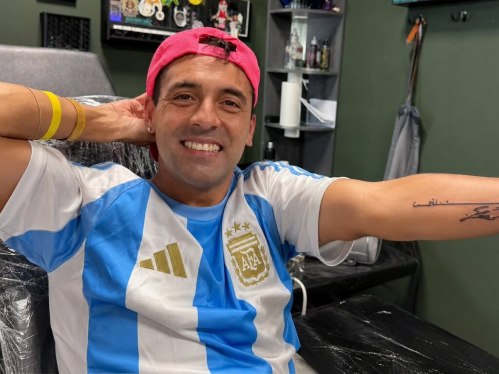 El rocambolesco tatuaje de un fan de Messi tras conocerle en Oviedo El rocambolesco tatuaje de un fan de Messi tras conocerle en Oviedo