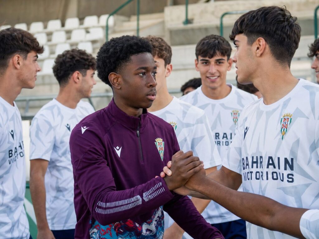 El Córdoba CF y el Bahrain Victorious estrechan lazos en El Arcángel