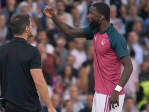 Gabi y Rüdiger: tensión, gestos obscenos y expulsiones en el derbi