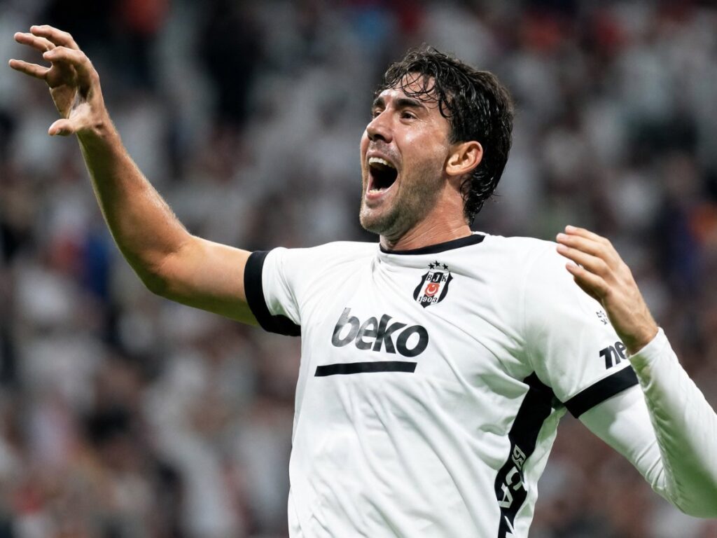 Vlahovic no frena y el Besiktas aprieta la pelea por la liga turca
