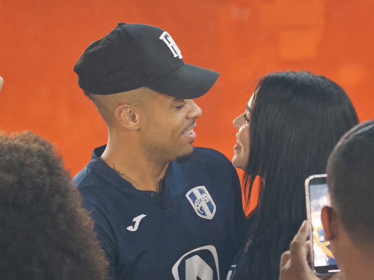Mariano Díaz: locura en República Dominicana con beso de una fan Mariano Díaz: locura en República Dominicana con beso de una fan