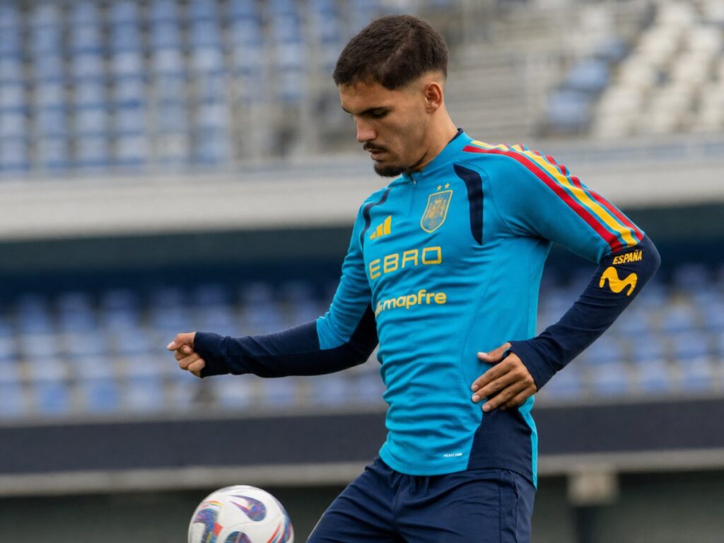 Roberto Fernández y Chupete llevan el gol de Málaga a España