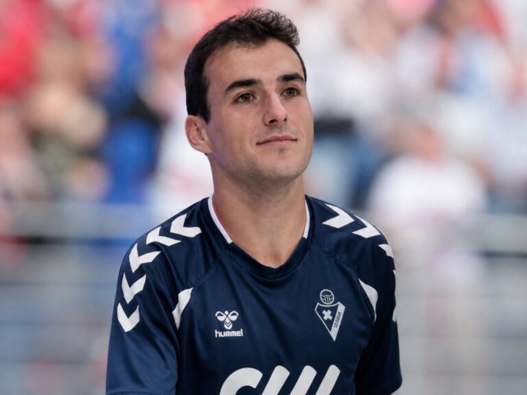 Joaquín Muñoz se lesiona del sóleo y complica al Málaga de Funes - Betsuites