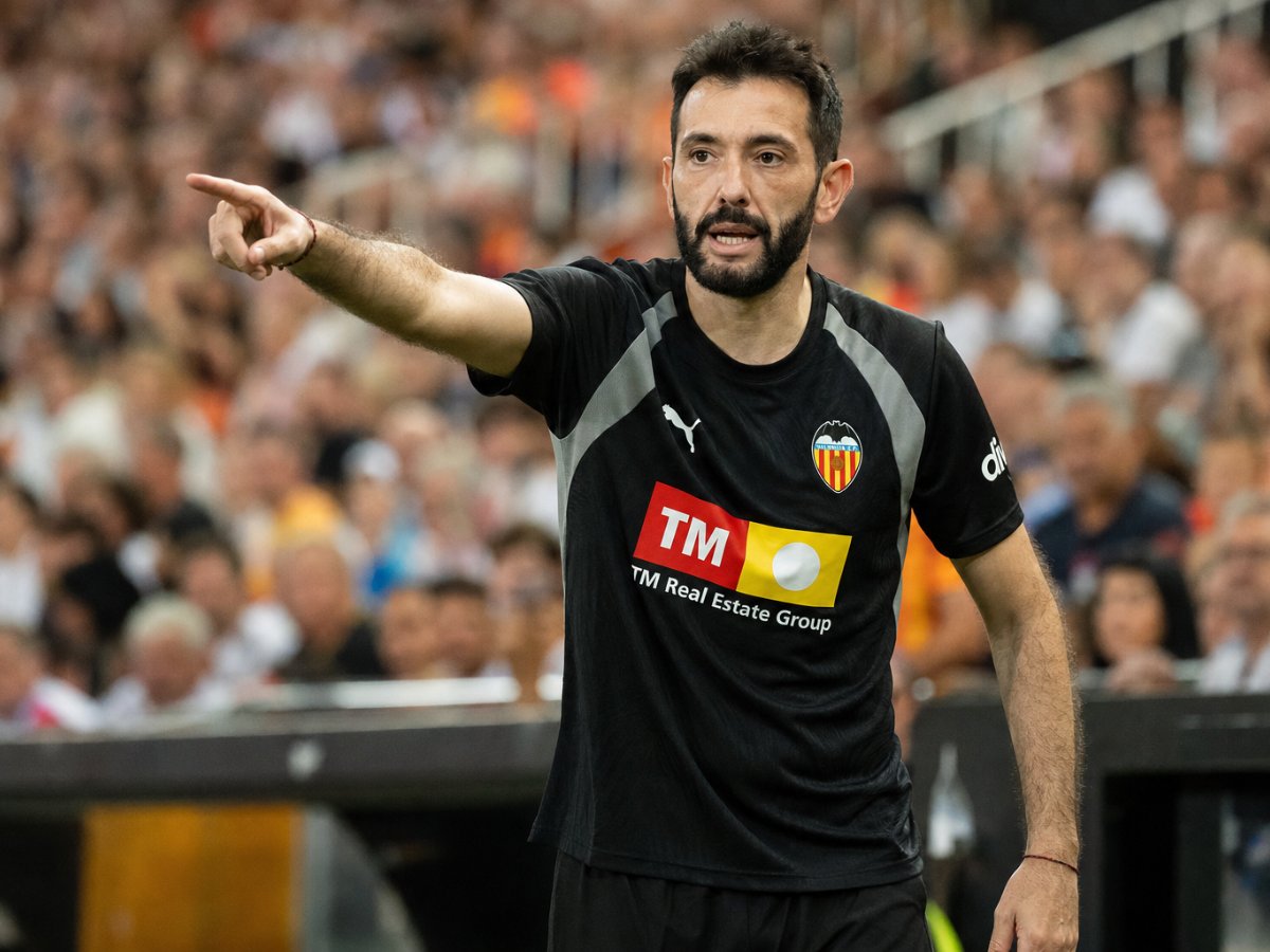 Corberán olvida el mercado y exige rebelión en el Valencia ante el Barça Corberán olvida el mercado y exige rebelión en el Valencia ante el Barça