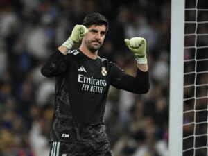 Courtois compra la marca de guantes REAL y la estrena en el Madrid