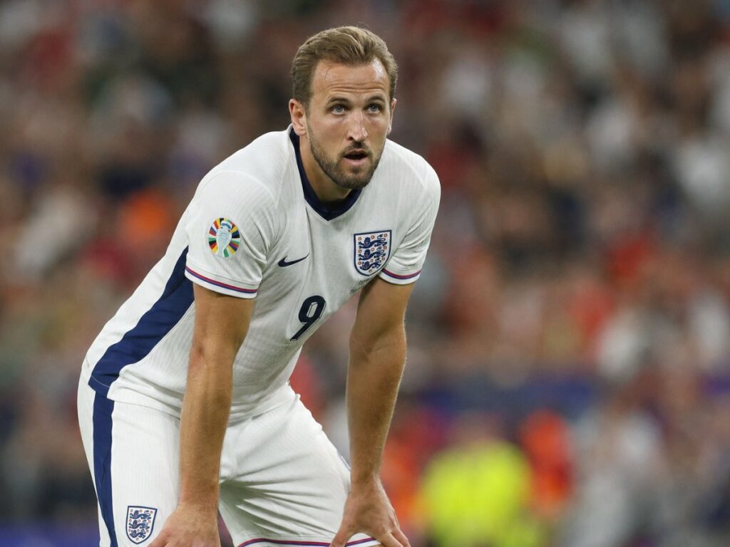 El doble toque de Kane en un penalti que dio aire a España