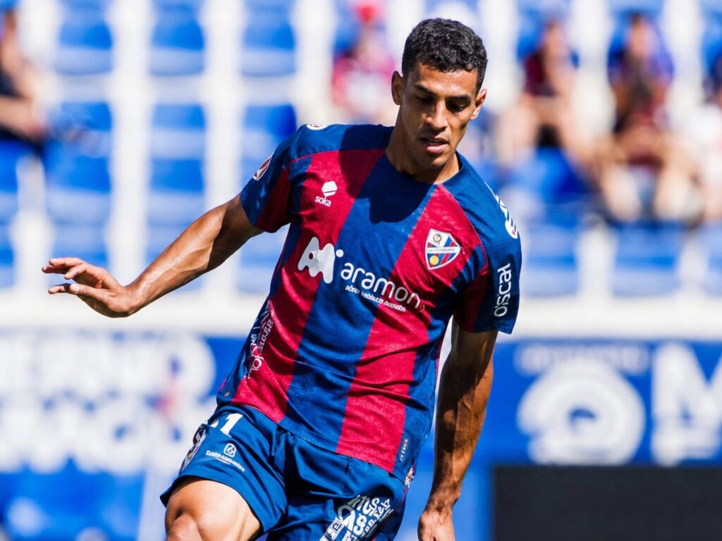 El Villarreal B golea al Huesca y se afianza en el liderato (59 caracteres)