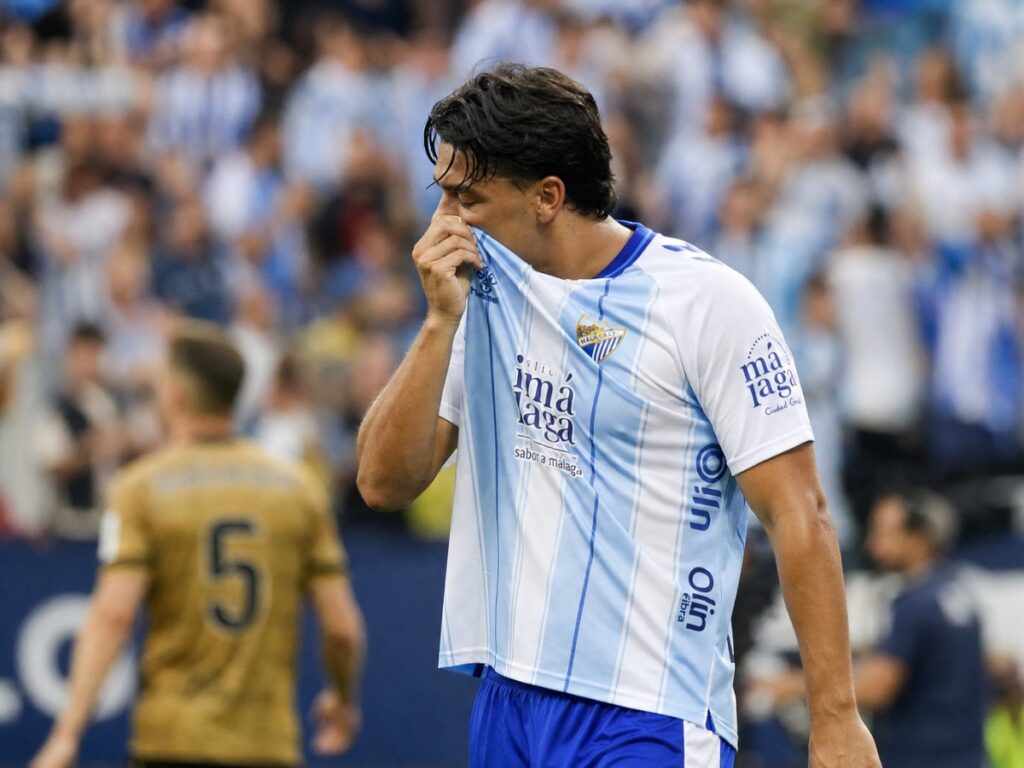 El Málaga encaja un 2-5 ante la Real Sociedad y desata las alarmas