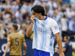 El Málaga encaja un 2-5 ante la Real Sociedad y desata las alarmas El Málaga encaja un 2-5 ante la Real Sociedad y desata las alarmas